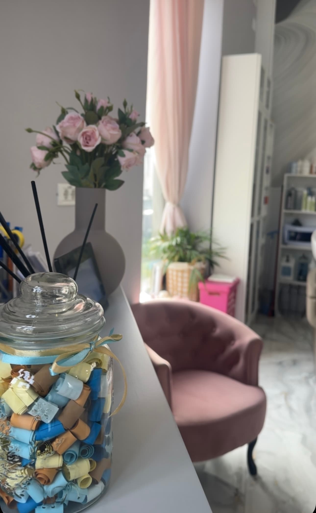 Colț decorativ cu flori roz în salonul L'Studio hair