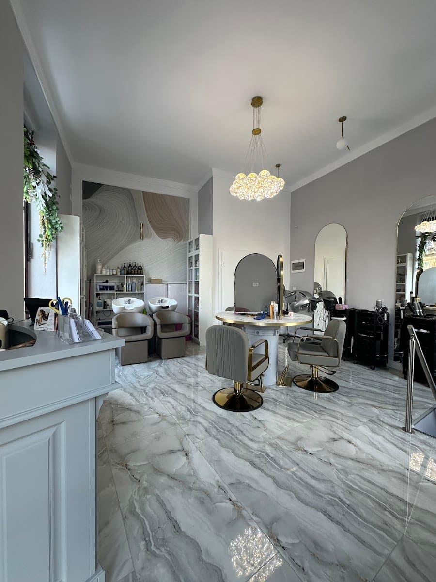 Interior salon L'Studio hair, scaune moderne și oglinzi mari