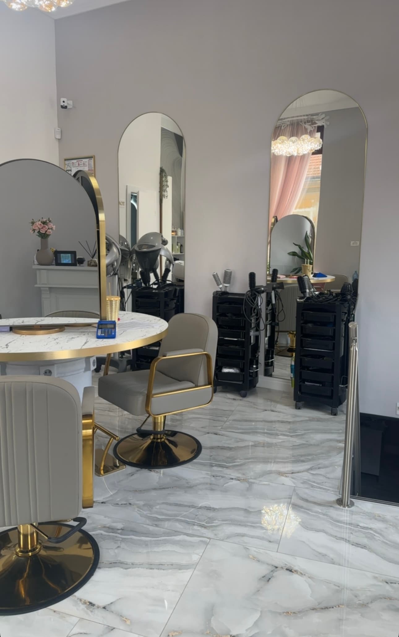 Interior salon L'Studio hair, oglinzi mari și decor elegant