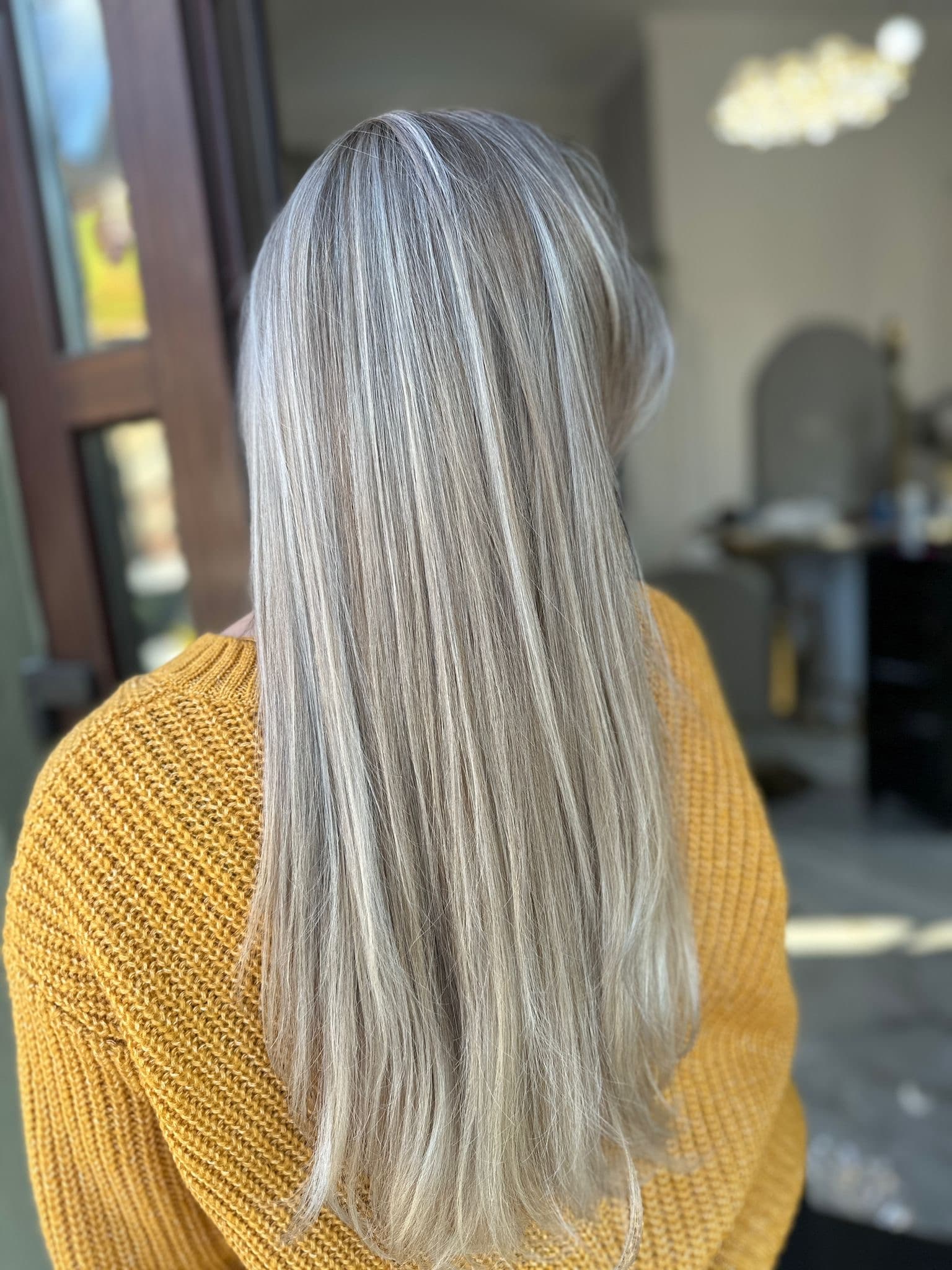 Transformare de culoare — păr vopsit în nuanțe de gri-blond